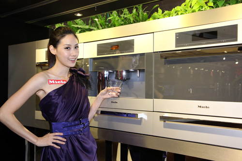Miele Ice「冰鑽晶」系列具有明亮鍍鉻、鋁製外觀與霧面玻璃