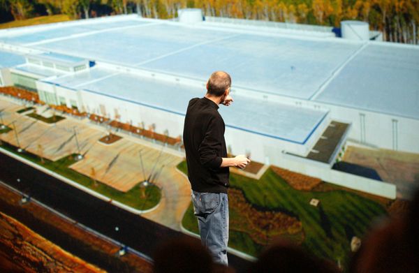 2011年WWDC,Apple推出iCloud雲端服務,賈伯斯驕傲地介紹雲端機房。(記者陳炳宏攝)