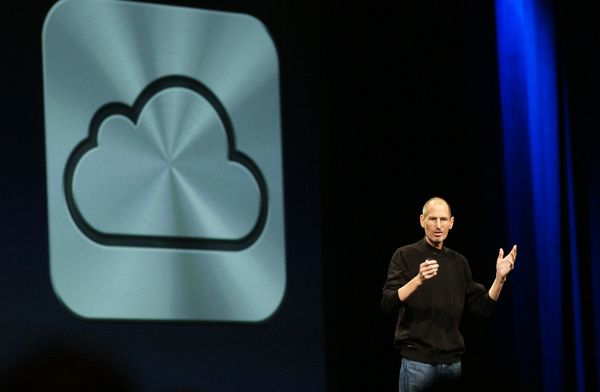2011年WWDC,Apple推出iCloud雲端服務,賈伯斯興奮的介紹雲端服務的優點。(記者陳炳宏攝)