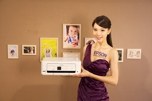 Epson 世界同級最小雲端時尚機,搭配全新一代 Claria Home 四色攝影寫真墨水