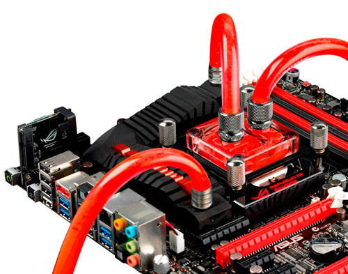 ASUS ROG Maximus V Formula 主機板,全球首創搭載 Fusion Thermo™散熱設計,結合加強型被動式空冷散熱與水冷設備