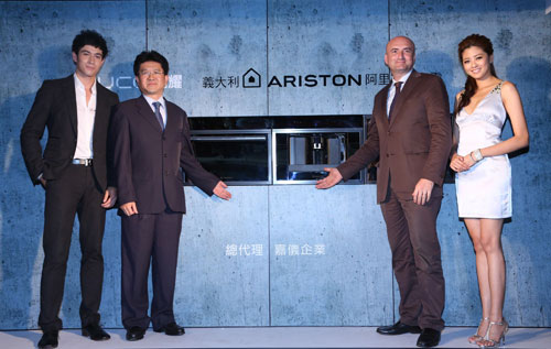 紀亞文、嘉儀企業董事長特別助理黃聰嘉、義大利 ARTSITON 阿里斯頓家電新加坡分公司總經理 Simone Galeazzi 與賴琳恩共同宣布 LUCE 閃耀系列正式在台上市