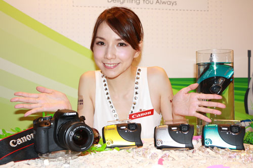 Canon 於 2012 台北應用展展前記者會推出多點觸控式螢幕 EOS 650D 數位單眼相機(加上兩款 STM 鏡頭)+ 防水相機 PowerShot D20