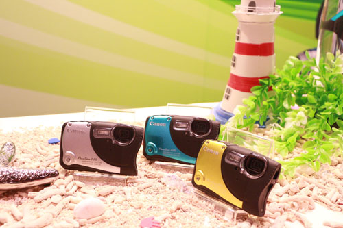 Canon 防水相機 PowerShot D20 也正式在應用展記者會中亮相,推出海洋藍、亮彩黃、經典時尚銀等三色選擇,讓喜愛戶外活動及水底拍攝的消費者可以在夏日帶著相機海邊趴趴走