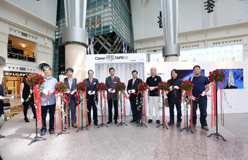 「Canon 透視 TAIPEI 101」攝影展自今日正式展開,由 Canon 資深總經理 蘇惠璋(左三)、Canon 總裁 鎌田篤(左四)、台北 101 董事長 林鴻明(右四)、策展人 蔡文祥 (右三) 進行開幕剪綵儀式,為兩週的展期揭開序幕