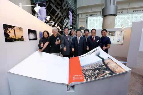 「Canon 透視 TAIPEI 101」攝影展期自 7 月 30 日至 8 月 20 日於台北 101 展出,策展人 蔡文祥(左二)、Canon 總裁 鎌田篤(左三)、台北 101 董事長 林鴻明 (右三)、Canon 資深總經理 蘇惠璋(右二)於現場展示內有 101 幅、尺寸為 101cmx101cm 的超大型手工書,歡迎民眾前往參觀