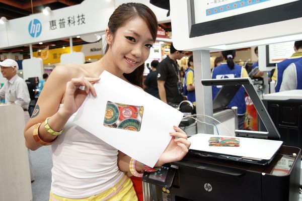 HP 3D影像掃描複合機TopShot LaserJet Pro M275,具3D掃描選項,極適合網拍或製作小物件型錄,可以將飾品、珠寶、電子零件拍的極富立體感,取代以前昂貴的單眼相機,展場特惠價17988元。