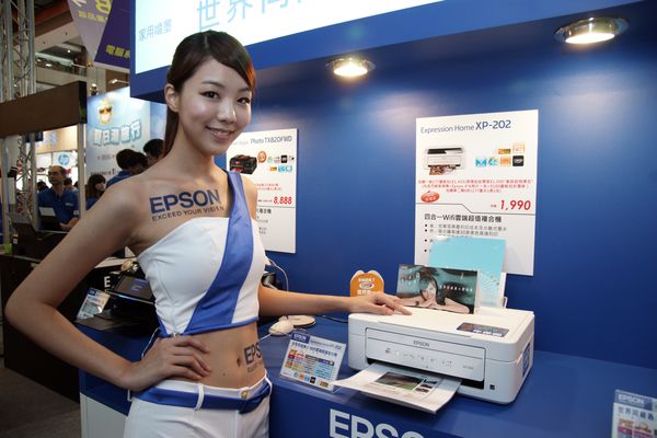 Epson Expression Home XP-202,號稱展場最便宜的無線複合機,僅1990元,另有學生經濟型有線複合機XP-102,1790元。