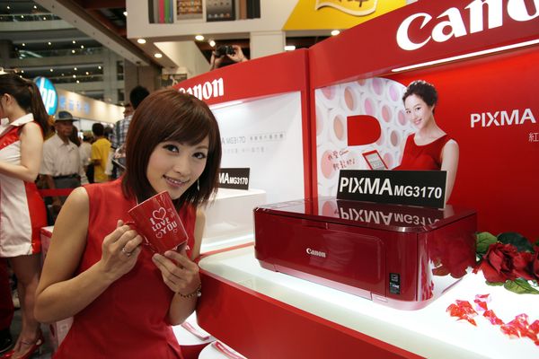 佳能Canon推出全球首款睛豔紅多功能相片複合機MG3170,會場價2690,此外另有白色,價格相同,贈品均為張鈞甯簽名馬克杯。