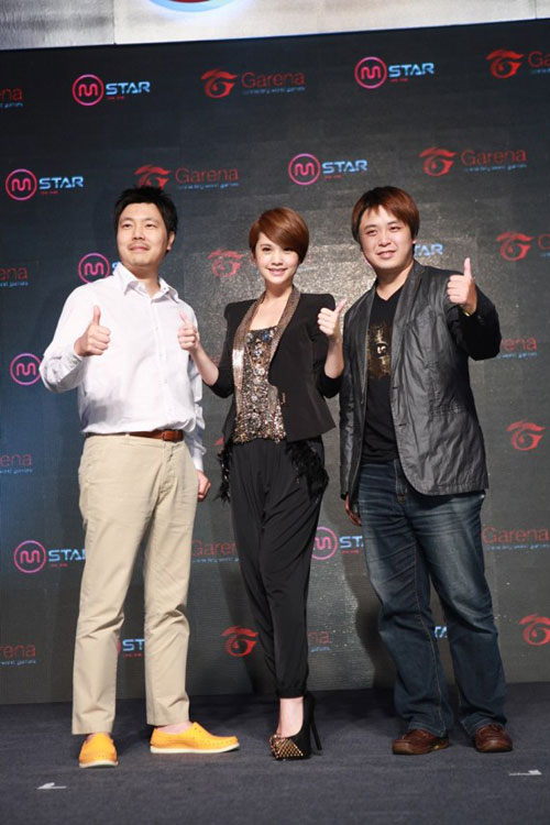 Nurien CEO Andrew Ku (左)、《Mstar》代言人楊丞琳 (中)、Garena 台灣總經理 Retty Liu (右)
