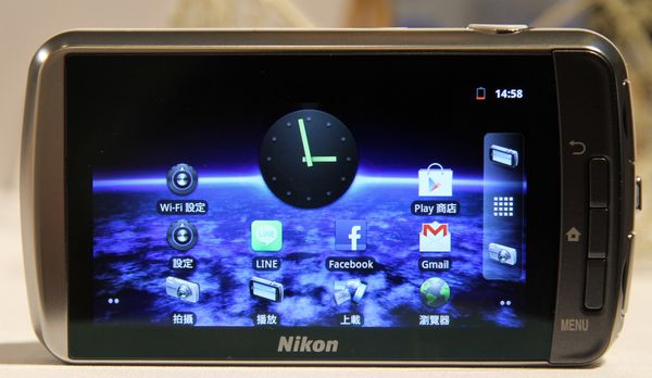 Nikon Coolpix S800c智慧相機,使用Android 2.3作業系統,具備Google Play軟體市集,可安裝LINE、Facebook等數十萬種APP。