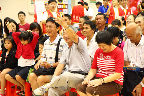 鄉親熱情參與家電義賣喊拍,所得將全數捐給「三民區鼎西里守望相助專戶」。