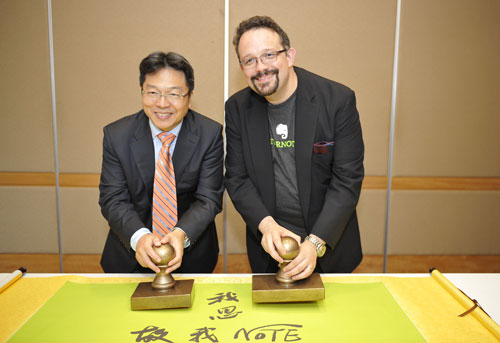 台灣大哥大營運總經理賴弦五與EVERNOTE CEO Phil Libin,在書法大師王誠一揮毫的「我思故我 note」捲軸上,以中國傳統蓋印方式,完成雙方跨國際的締結合作。