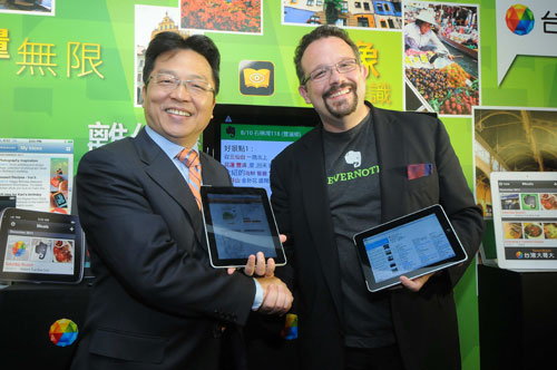 台灣大哥大營運總經理賴弦五與 EVERNOTE CEO Phil Libin 宣布,台灣大哥大與 EVERNOTE 正式獨家合作,並獨家提供給台灣大用戶一年免費專業版的EVERNOTE服務。