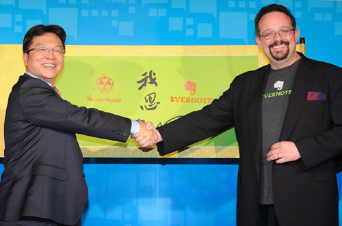 台灣大哥大營運總經理賴弦五與 EVERNOTE CEO Phil Libin,在書法大師王誠一揮毫的「我思故我 note」捲軸前,雙方握手完成跨國際的締結合作。