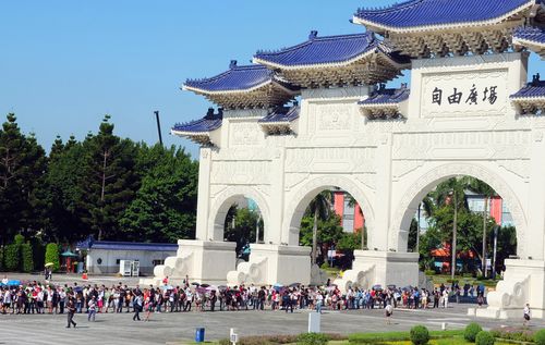 原本9:00開始報到,但是8:45,人龍就已排到正門牌樓,Canon擔心鐵人曬到融化,臨時提早五分鐘開始報到。