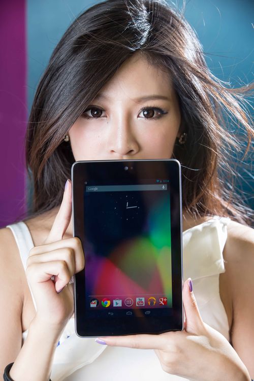 Nexus 7配備1280 x 800螢幕,讓消費者輕鬆享受高畫質遊戲、書籍及各類應用程式;搭載支援178度廣視角頂級IPS面板,加上華碩TruVivid技術使色彩更增豔。