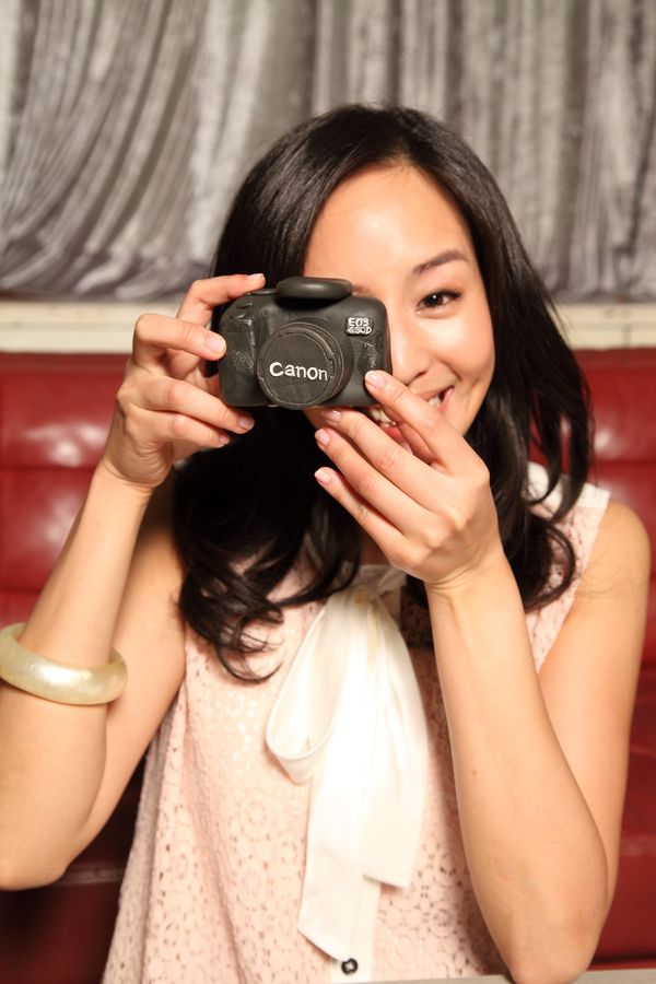 Canon台灣區代言人張鈞甯把玩Canon生日相機蛋糕。