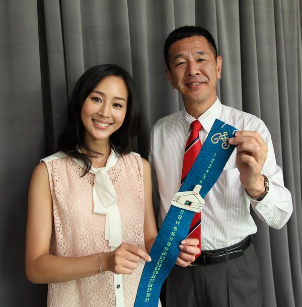 Canon台灣區代言人張鈞甯剛從蒙古活動返台, 贈送Canon台灣總裁 鎌田 篤蒙古紀念品佩帶。