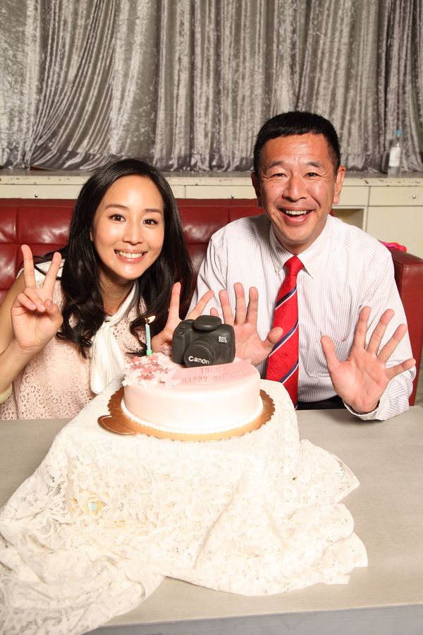 Canon台灣總裁 鎌田 篤(右)贈送Canon代言人張鈞甯生日驚喜蛋糕。