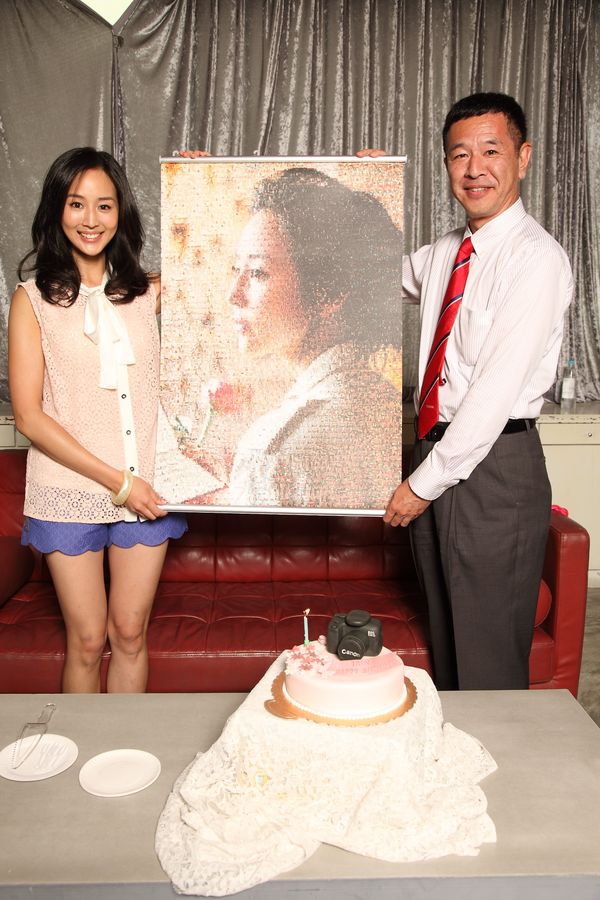 Canon台灣總裁 鎌田 篤(右)贈送之前Canon代言人張鈞甯所出席Canon所有活動的蒙太奇相片拼貼畫像。