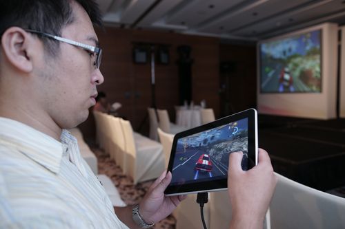 戲智科技 BungBungame 的十吋平板 MiSS,採用NVIDIA Tegra 3四核心處理器,玩起3D賽車遊戲,完全不延遲。