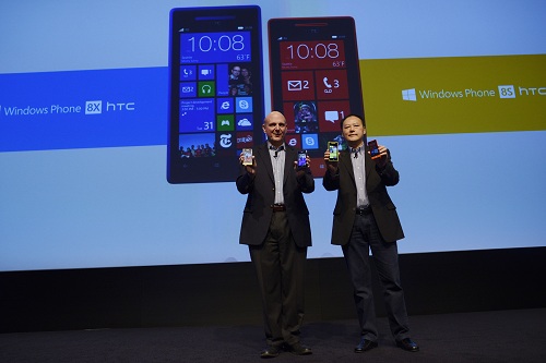 HTC 執行長周永明 (右) 與微軟執行長 Steve Ballmer (左)攜手推出Windows Phone 經典款智慧型手機