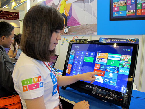 TechDays 會場中讓參與者嚐鮮體驗 Windows 8，以華碩 All-in-One 電腦 ET2700 系列作為平台，透過指尖輕觸，輕鬆體驗流暢新世代作業系統