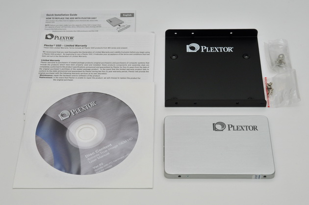 Plextor M5 Pro完整盒裝中內附轉接架、螺絲及系統複製軟體,較低價的 M5S 就只是SSD本體,並未提供其他配件。