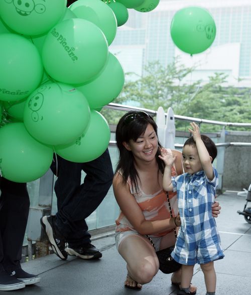 為同步慶祝ROVIO搗蛋豬One Day Green Fun全球活動,遠傳今日在信義威秀門市推出快樂搗蛋活動,搭配遊戲中的木箱、飛機等道具,還找來穿綠衣麝香豬與民眾同歡。