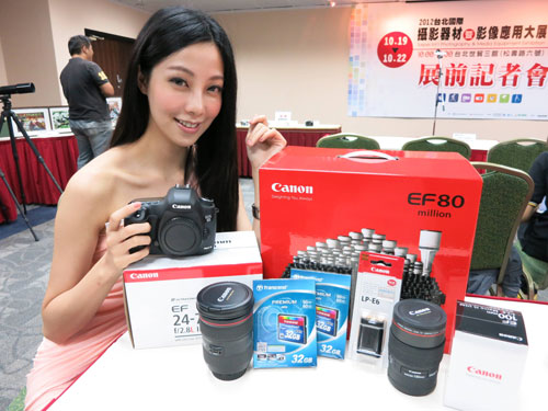 Canon 於攝影器材展期間推出 EOS 5D Mark III+EF 24-70mm II 的超值套組,包含機身及鏡頭之外再加碼送記憶卡、原廠電池及鏡頭杯,特價 NT$179,000