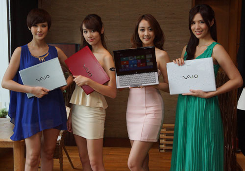 全新 VAIO 筆記型電腦情境照,由右起為:E 系列、 VAIO Duo11 、S 系列、T 系列