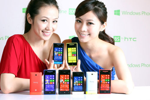 外型與功能兼具的 Windows Phone 8X & 8S by HTC 以獨特動態磚為靈感,鮮艷高質感款式,完美展現個人風格