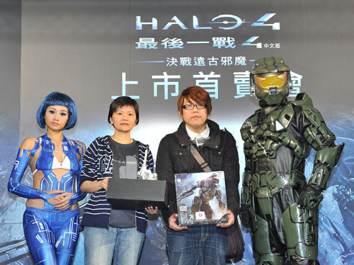 Halo 士官長與台灣微軟代表帶來全台第一台《最後一戰 4》主機,並將《最後一戰 4》首批亮相商品交予第一名排隊消費者。