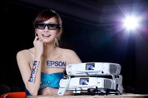 Epson 首次推出精省被動式 3D 解決方案,適合多人同時使用,超高流明度與大畫面,創造全新互動體驗