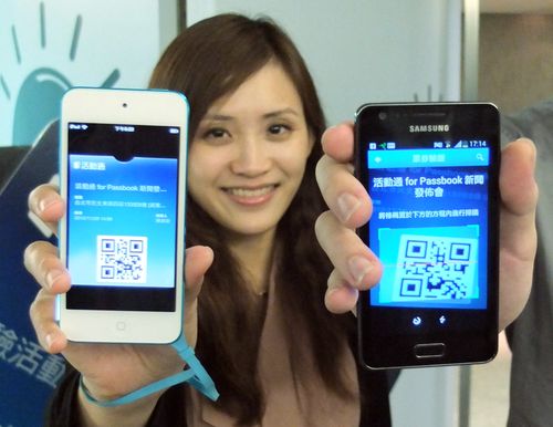 iPod Touch秀出Passbook(左邊),即使Android手機(右邊)也可掃描驗票。