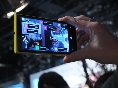 Lumia 920內建擴增實境功能,直接在畫面上,秀出附近的店家,點選後立刻秀出地圖與路線