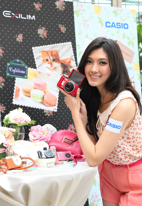 CASIO EX-ZR1000 內建 LOMO、柔焦、光線色調、突顯色彩、黑白、褐色、縮圖、魚眼等八種美術濾鏡,將攝影的樂趣無限延伸