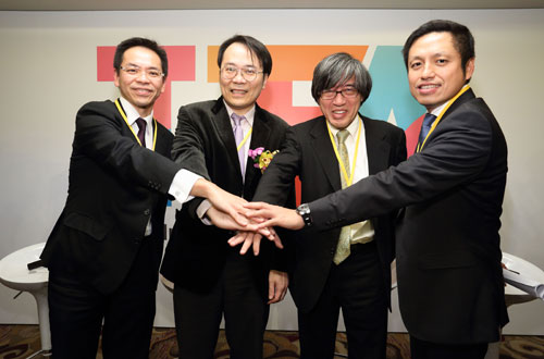 麥肯錫顧問公司董事林璟驊(左一)、TIEA第一屆副理事長簡立峰(左二)、TIEA第一屆理事長詹宏志(右二)與TIEA第一屆副理事長陳建銘(右一)共同受訪。