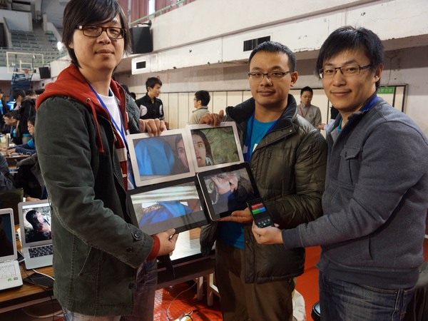 「飲料店」,把不同世代iPad與Windows平板湊在一起時,不但可以透過App進行同步播放,還能湊成一個大尺寸畫面,讓十吋平板變成二十吋螢幕看Youtube影片。