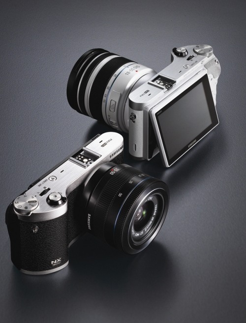 NX300獨家開發的DRIMe IV影像引擎提供卓越的影像拍攝速度和畫質,並搭載84mm(3.31吋)AMOLED顯示螢幕