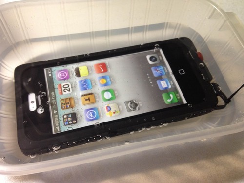 記者實際以iPhone 5 啞巴機裝入aXtion Pro 保護殼泡水十個小時,進行測試。