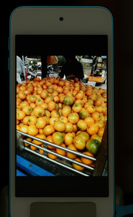 iPod Touch 5,具備Retina 顯示器,1136 x 640 像素解析度,每吋 326 像素。