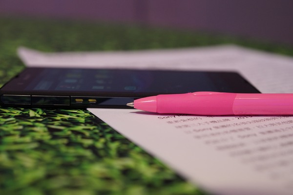 Xperia Z 厚度僅 7.9mm。