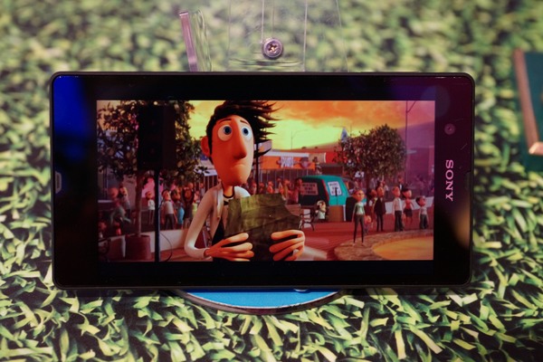 用5吋FHD 觀看 HD影片效果十足。