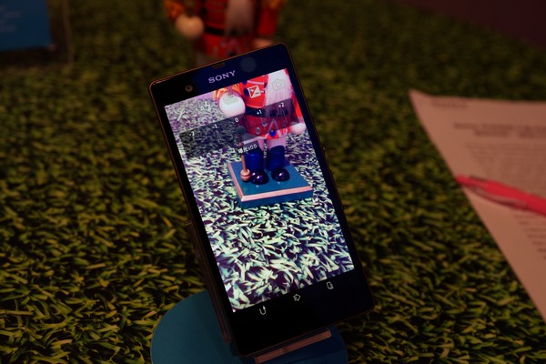 Xperia Z 採用Exmor RS for mobile 感光元件，當場把黑夜變成白天，連白平衡都調整好了。