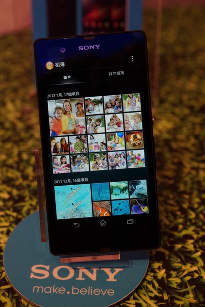 Xperia Z 特別加強照片瀏覽、編輯功能,如同Windows Phone 8,本機拍攝照片與社群照片(Facebook)可在同一界面瀏覽,並可用手指捏放來調整照片縮圖大小。