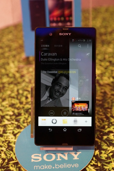 Xperia Z 針對影音多媒體,開發的多工播放器,可一邊聽歌,一邊瀏覽其他多媒體資料,進行切換。