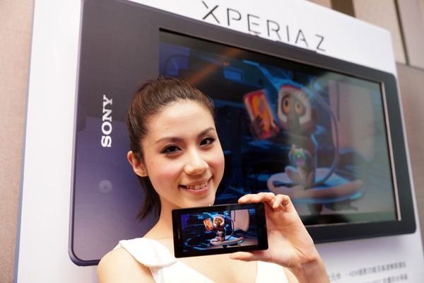 Xperia Z 可以和新款的Sony Bravia電視進行連動,只要將手機與遙控器碰觸,即可將手機畫面同步輸出到電視螢幕,不用透過無線基地台,不過手機到台灣了,新電視還沒亮相,只得透過工具App做相同的事。