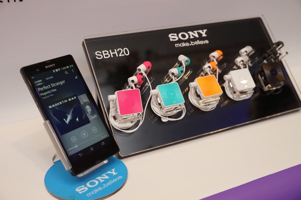 Sony即將推出的彩色藍芽耳機,支援NFC的One Touch功能,只要和Xperia Z接觸,即可自行啟動藍芽並配對,用戶只要按「確定」,聲音就從耳機撥出。
